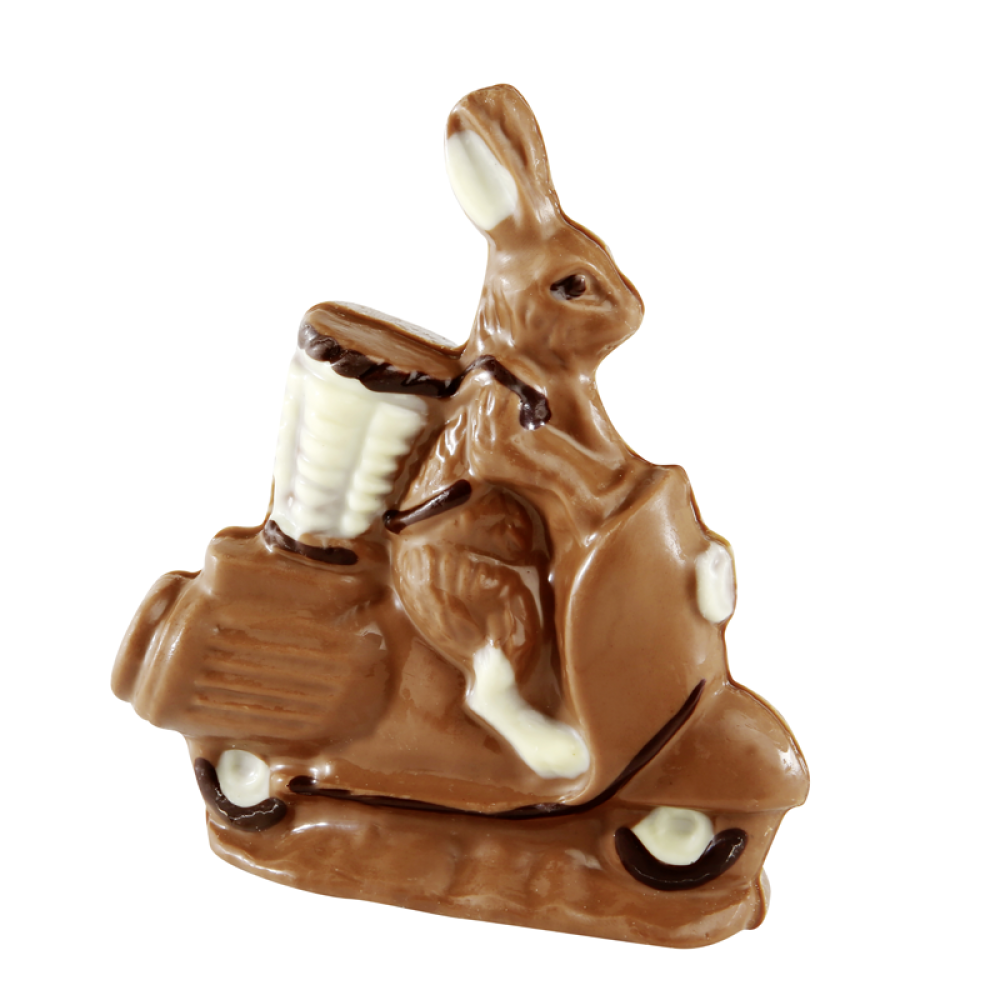 Schokoladen-Osterhase fährt Motorroller