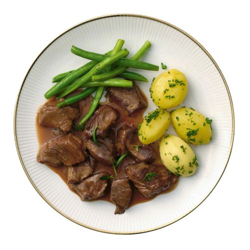 Hirschgulasch angerichtet mit Kartoffeln und Bohnen