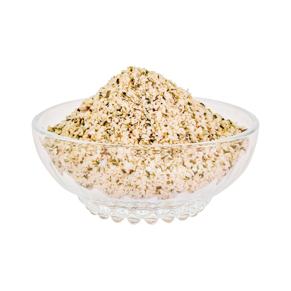 Glaschale gefüllt mit geschältem Hanfsamen