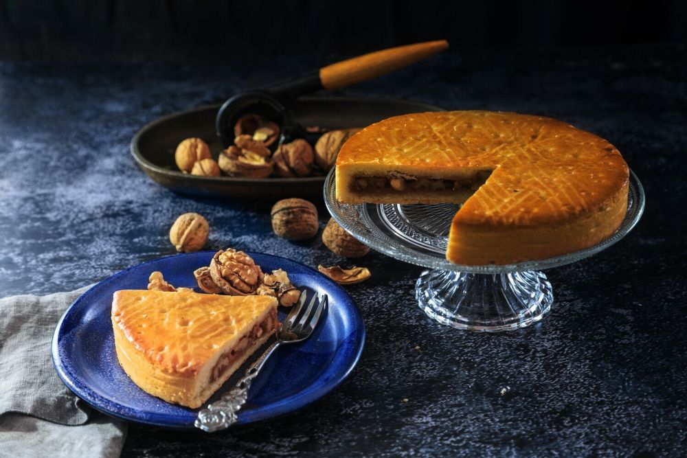 Walnusstorte angerichtet mit ganzen Walnüssen