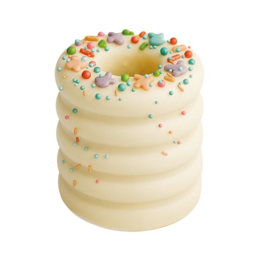 Baumuchen mit weißer Schokolade überzogen verziert mit bunten Streuseln