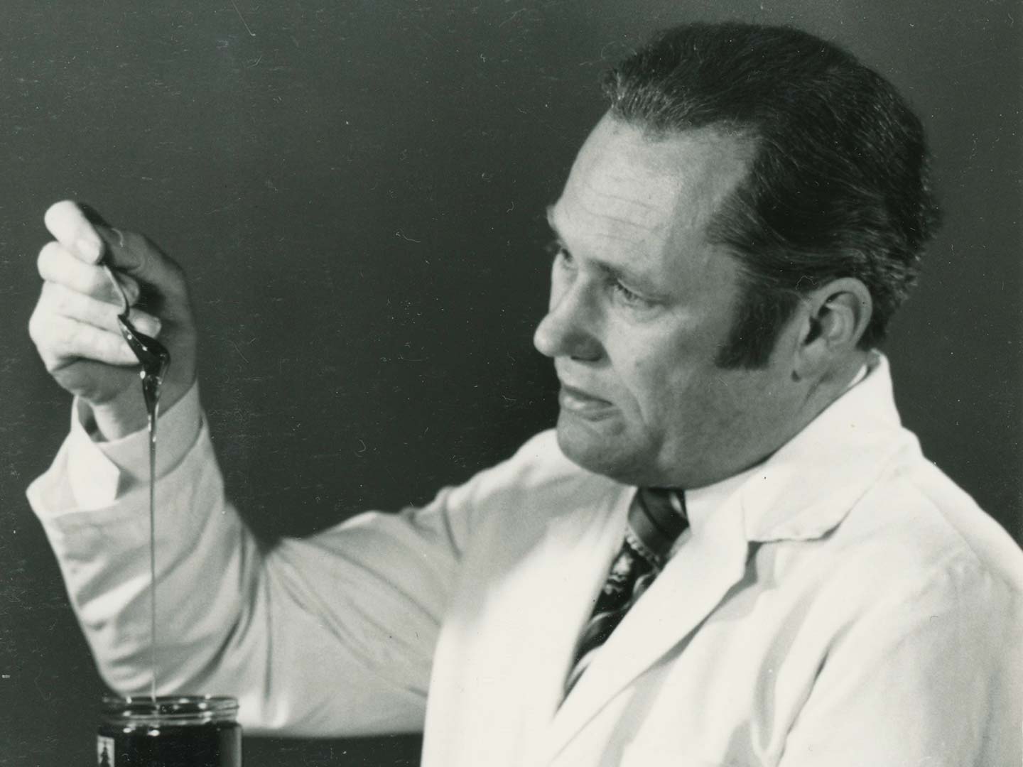 Manfred Reinmuth begutachtet Honig 