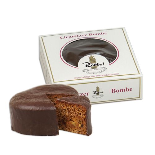 Bienenhonigkuchen mit fruchtiger Füllung und original belgischer Zartbitterkuvertüre überzogen. Serviervorschlag Liegnizter Bombe