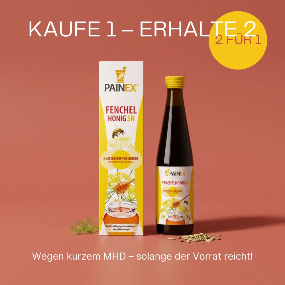 Produktfoto einer Flasche Fenchelhonig mit Verpackung auf warmem, hell-rotem Hintergrund. Professionelle Studiofotografie mit weichem, diffusem Licht von links und sanftem Schatten nach rechts. Prominente Werbeaktion 