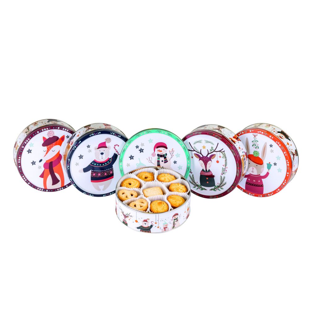 5 runde Dosen mit weihnachtlichem Motiv, davor eine geöffnete Dose mit Gebäck