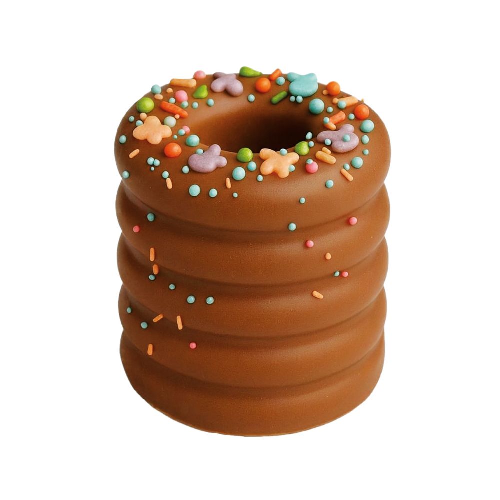 Baumkuchen mit Vollmilchschokolade überzogen verziert mit bunten Streuseln