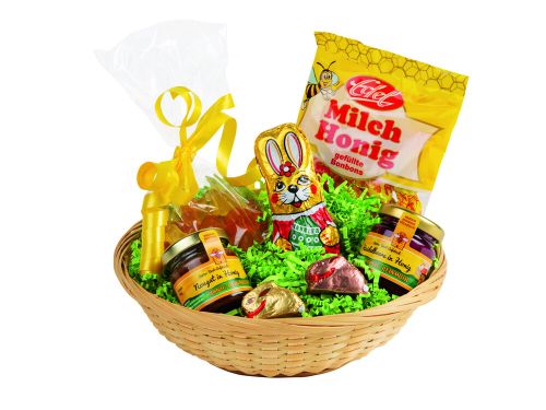 Runde Bambusschale gefüllt mit verschiedenen Ostergeschenken