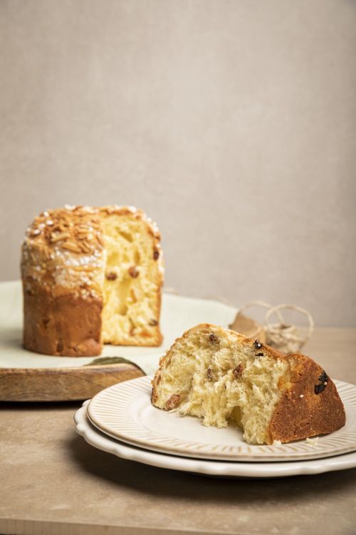 Panettone von Emil Reimann Panettone auf Brettchen, davor ein Stück auf einem Teller