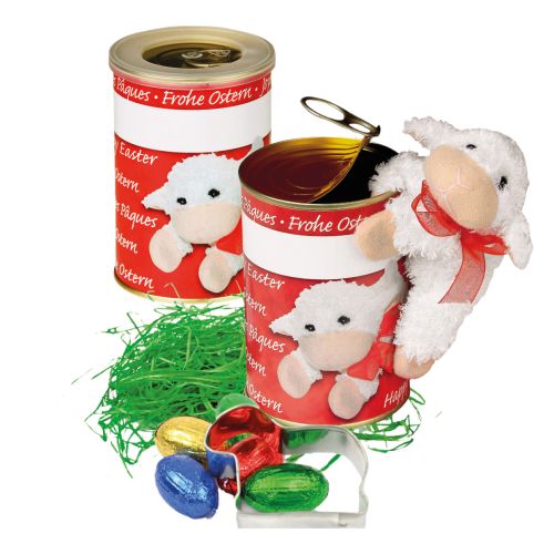zwei Dosen mit Etikett eine Dose geöffnet  Stofflamm hängt am Rand davor eine Ausstechform bunte Ostereier und Sissel