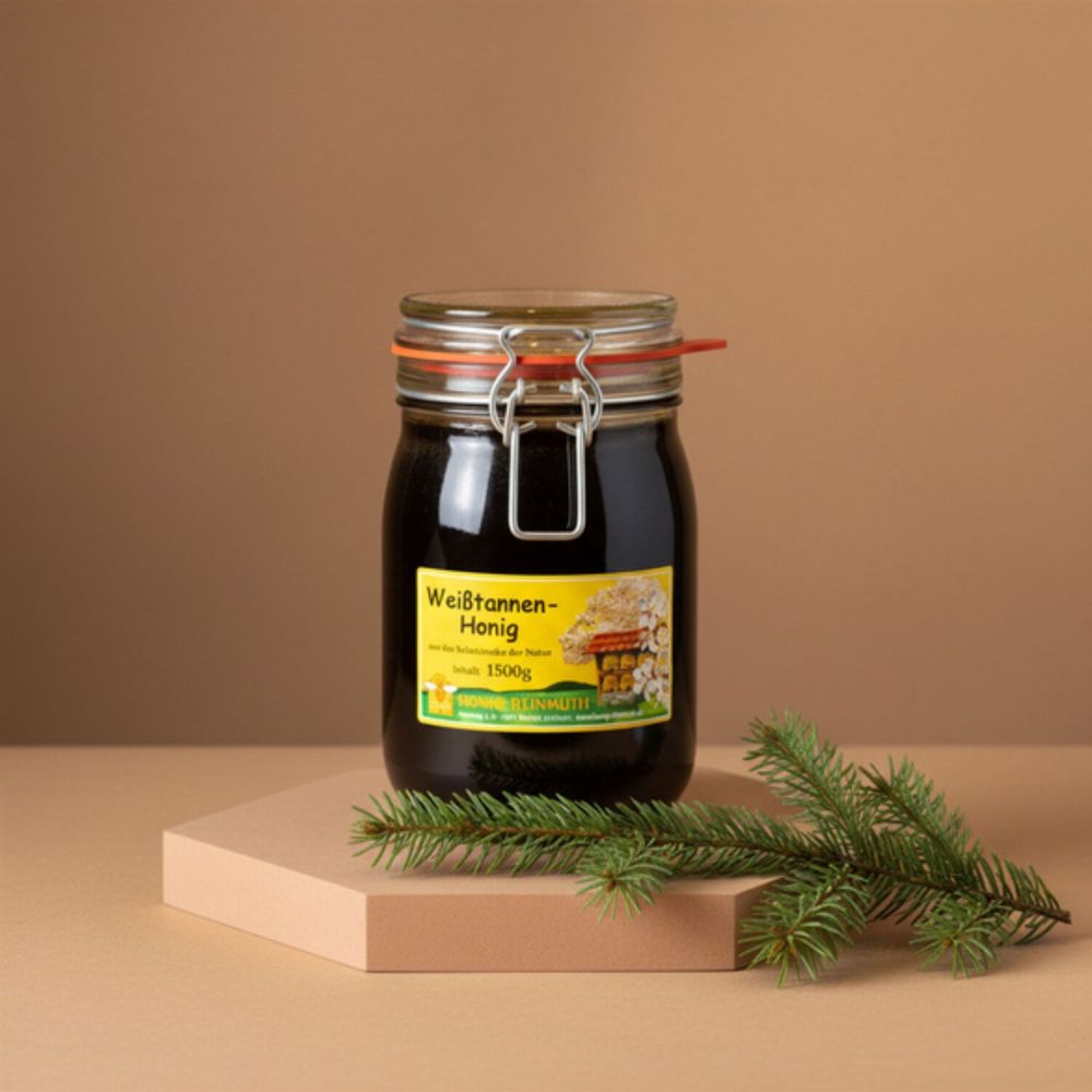 Bügelglas mit Deckel und Etikett auf einem 6-eckigen Brett mit Tannenzweig gefüllt mit dunklem Honig