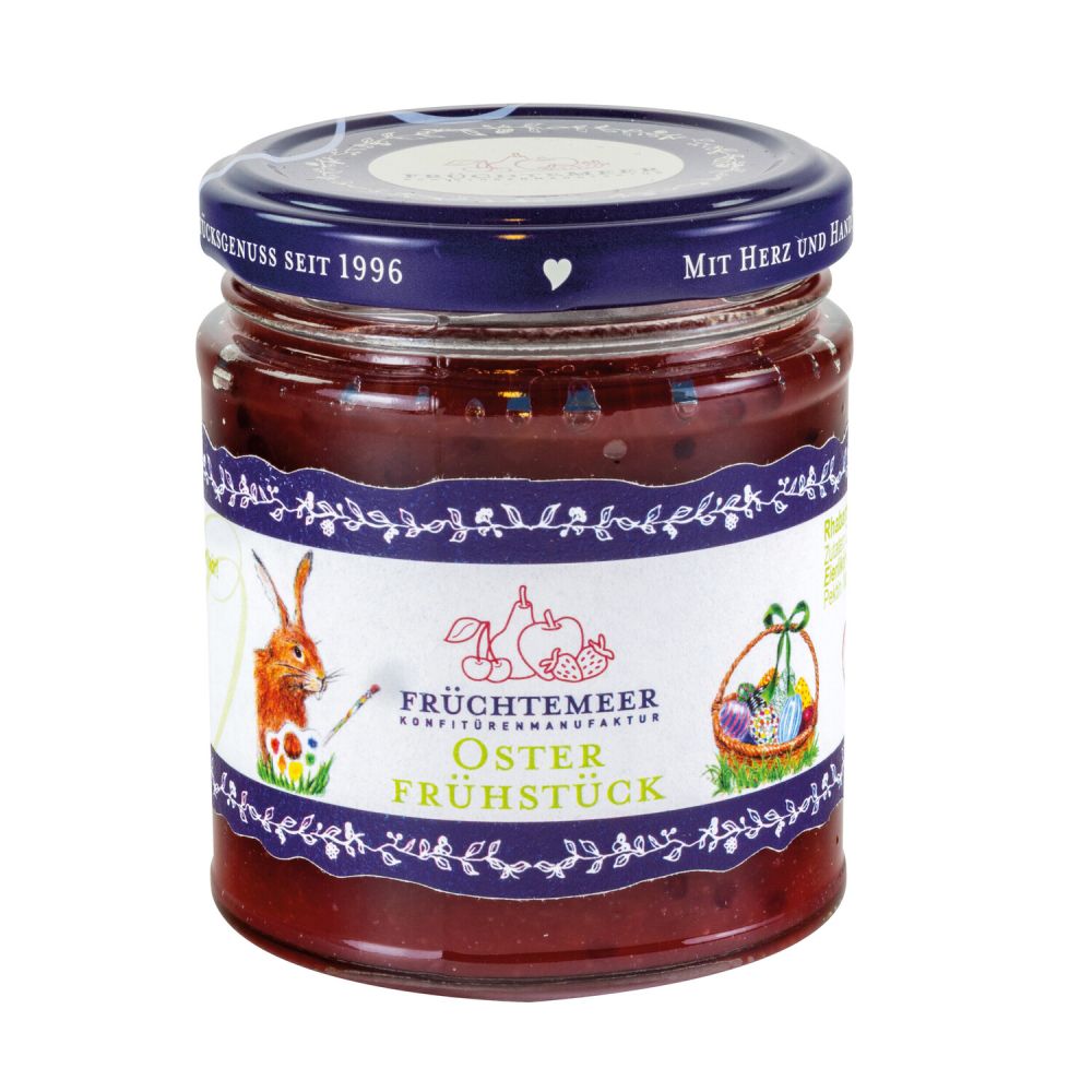 Ein Glas mit Etikett und rotem Deckel gefüllt mit roter Marmelade