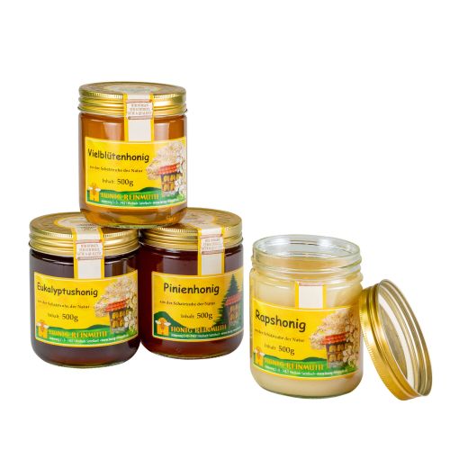 4 Gläser Honig mit goldenem Deckel und Etikett, ein Glas ist geöffnet, der Deckel angelehnt.