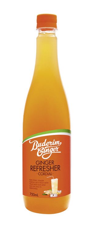 Plastischflasche mit orangenem Deckel und Etikett gefüllt mit Ingwer Sirup