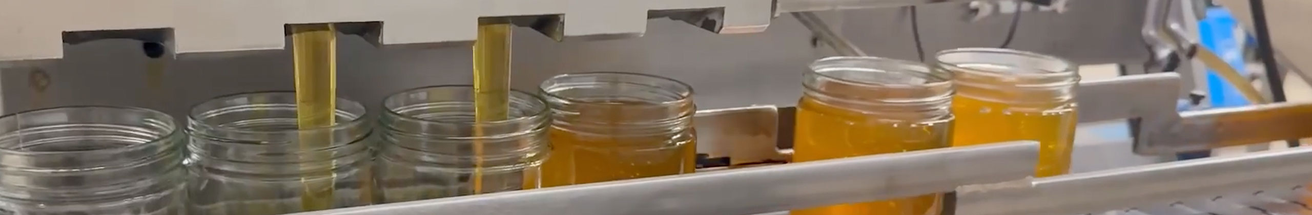 Honig-Abfüllung in Gläser bei Honig Reinmuth in Sattelbach