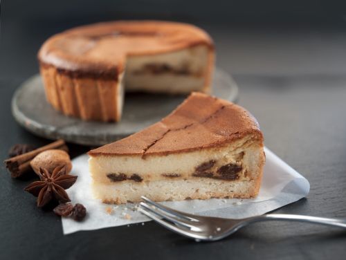 Winterzauber Cakee Kuchen angeschnitten, Stück steht davor, dekoriert mit Anis, Muskat, Zimtstange